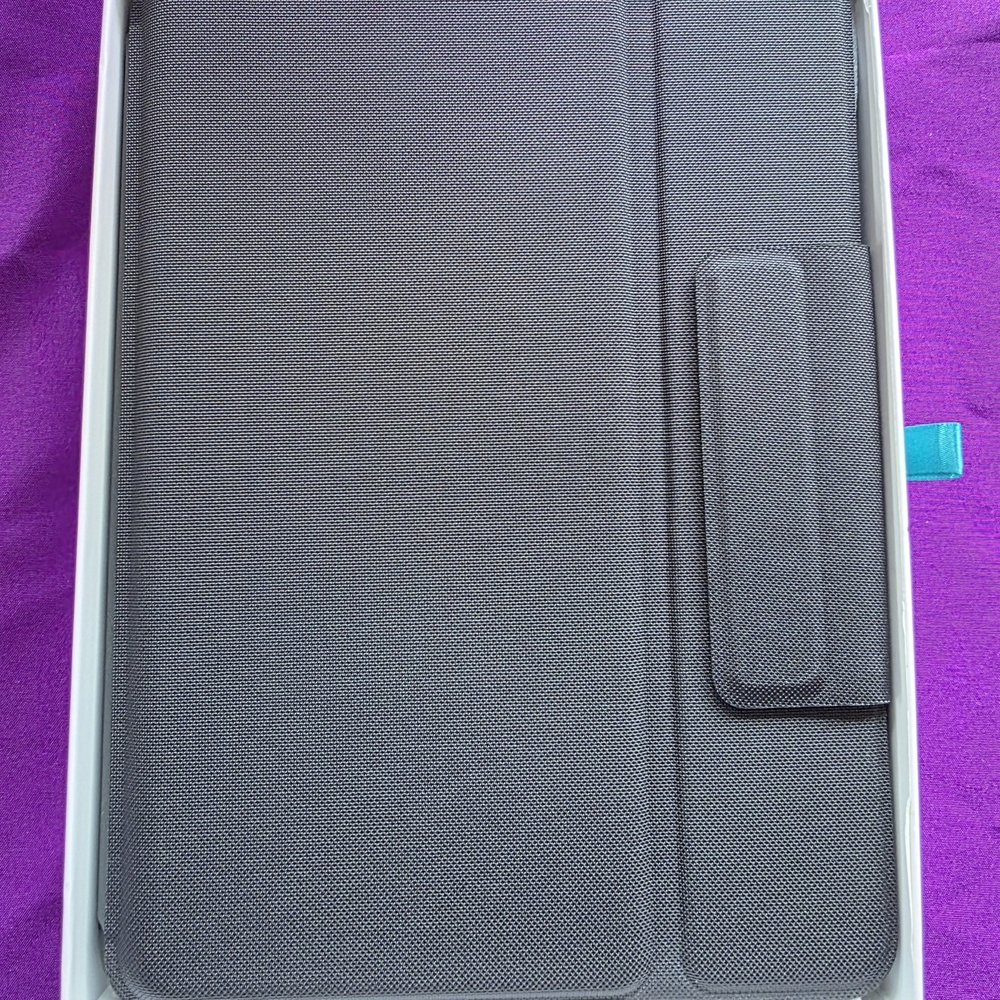 Logitech Rugged Folio for iPad  (7th and 8th Generation) - Graphite Openbox - Picture 4 of 8
